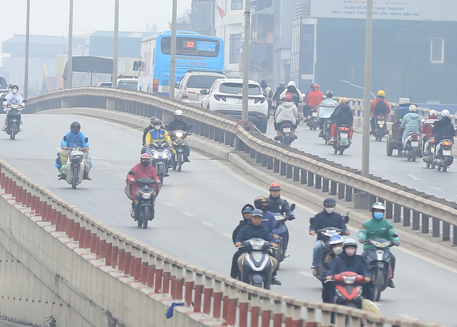 Hà Nội chìm trong sương mù và bụi mịn, nhiều người tham gia giao thông phải bật đèn xe giữa ban ngày vì tầm nhìn hạn chế- Ảnh 2.