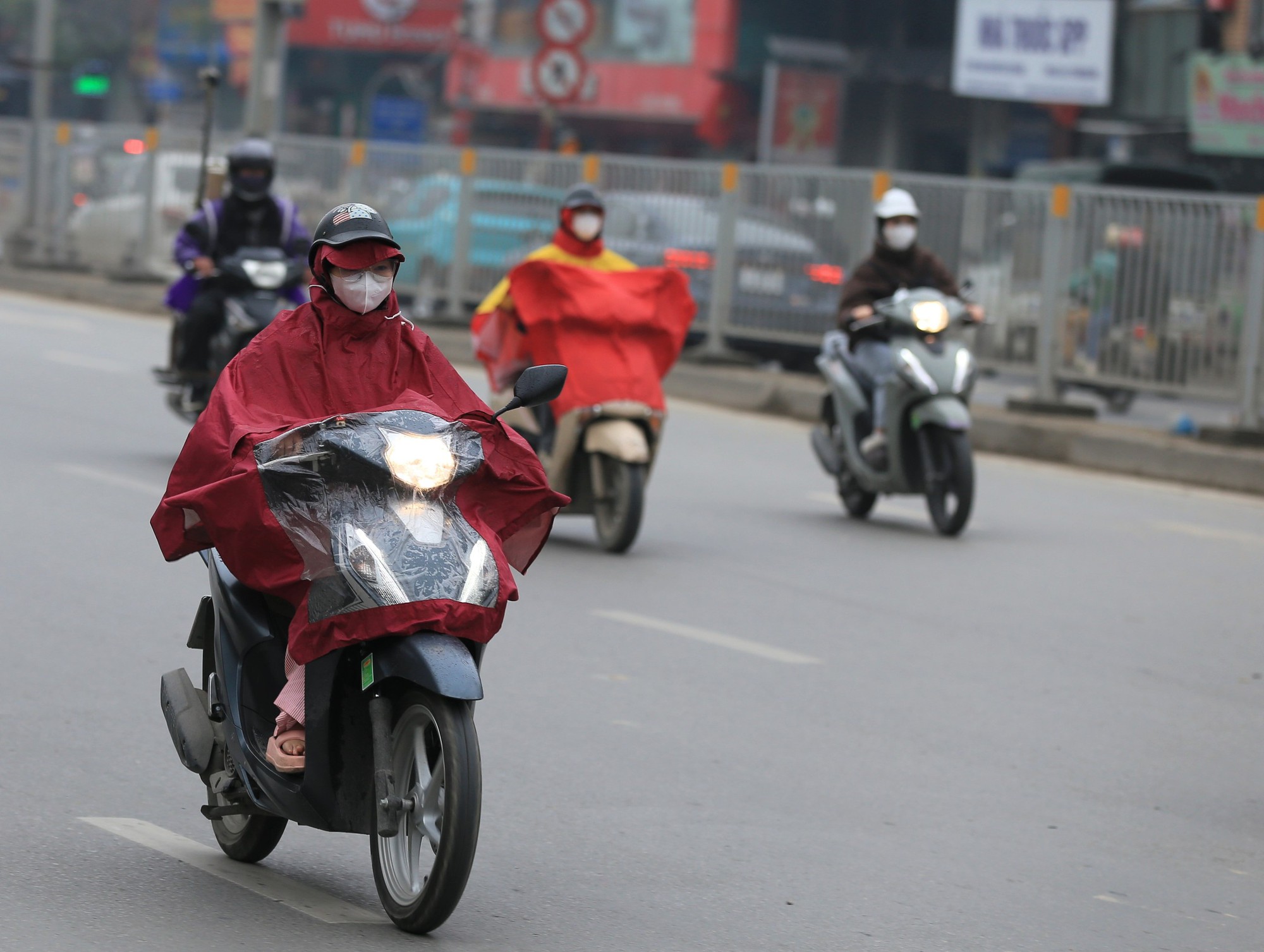 Hà Nội chìm trong sương mù và bụi mịn, nhiều người tham gia giao thông phải bật đèn xe giữa ban ngày vì tầm nhìn hạn chế- Ảnh 9.