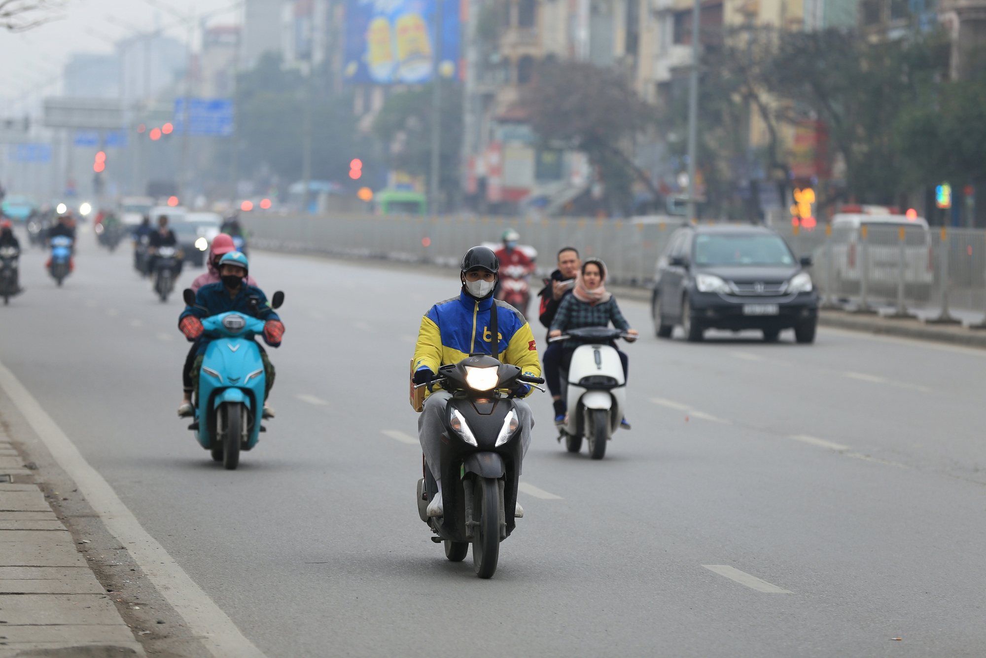 Hà Nội chìm trong sương mù và bụi mịn, nhiều người tham gia giao thông phải bật đèn xe giữa ban ngày vì tầm nhìn hạn chế- Ảnh 8.