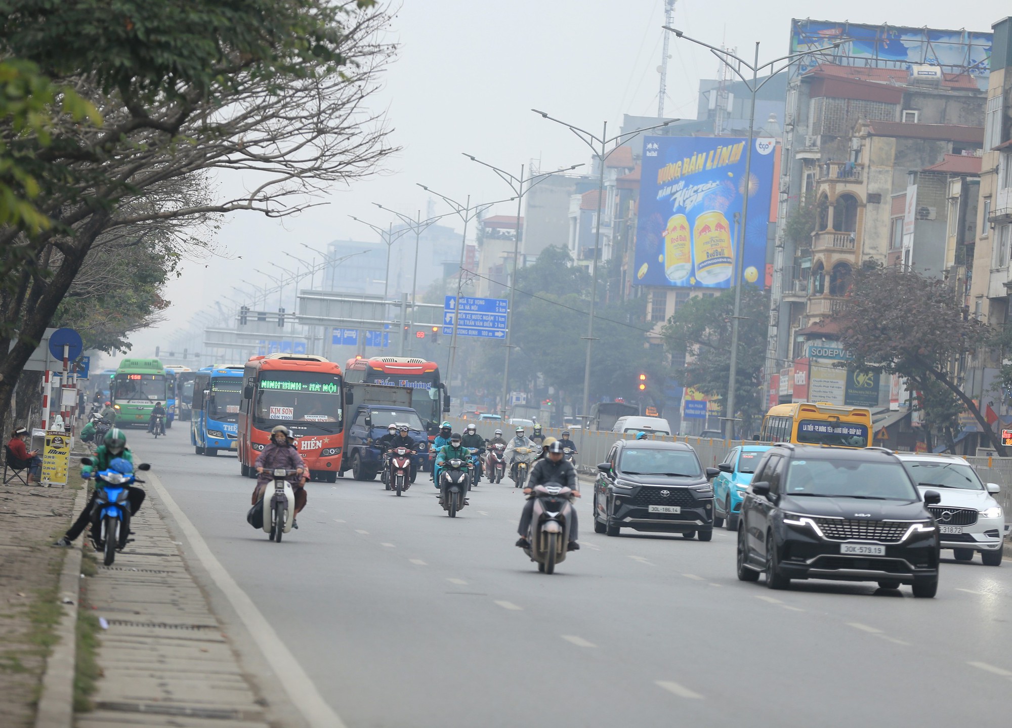 Hà Nội chìm trong sương mù và bụi mịn, nhiều người tham gia giao thông phải bật đèn xe giữa ban ngày vì tầm nhìn hạn chế- Ảnh 7.