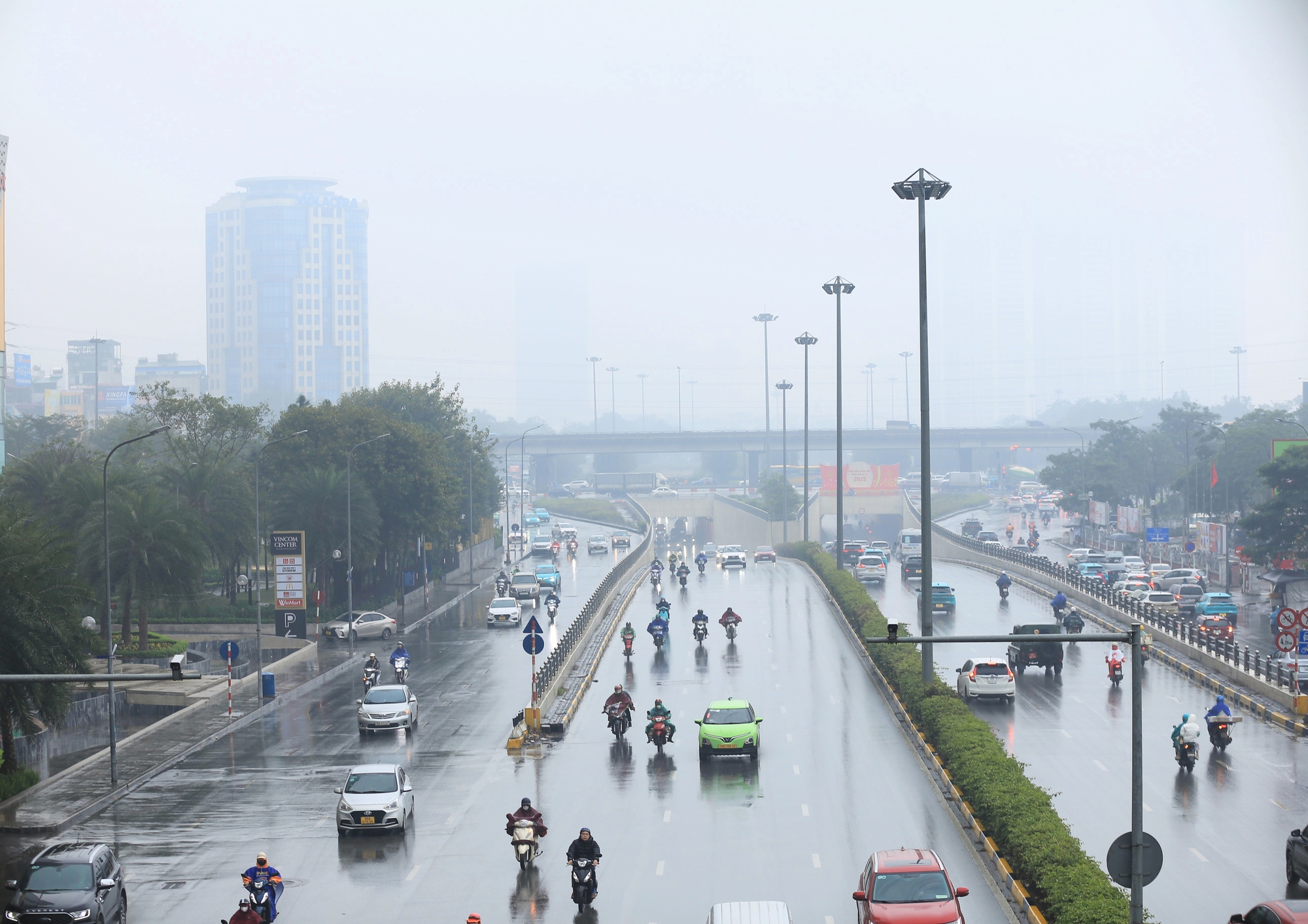 Hà Nội chìm trong sương mù và bụi mịn, nhiều người tham gia giao thông phải bật đèn xe giữa ban ngày vì tầm nhìn hạn chế- Ảnh 15.