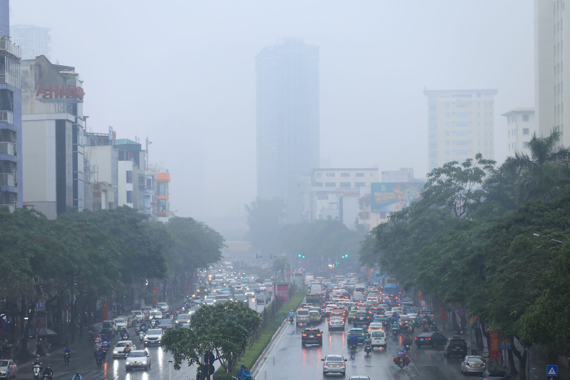 Hà Nội chìm trong sương mù và bụi mịn, nhiều người tham gia giao thông phải bật đèn xe giữa ban ngày vì tầm nhìn hạn chế- Ảnh 12.