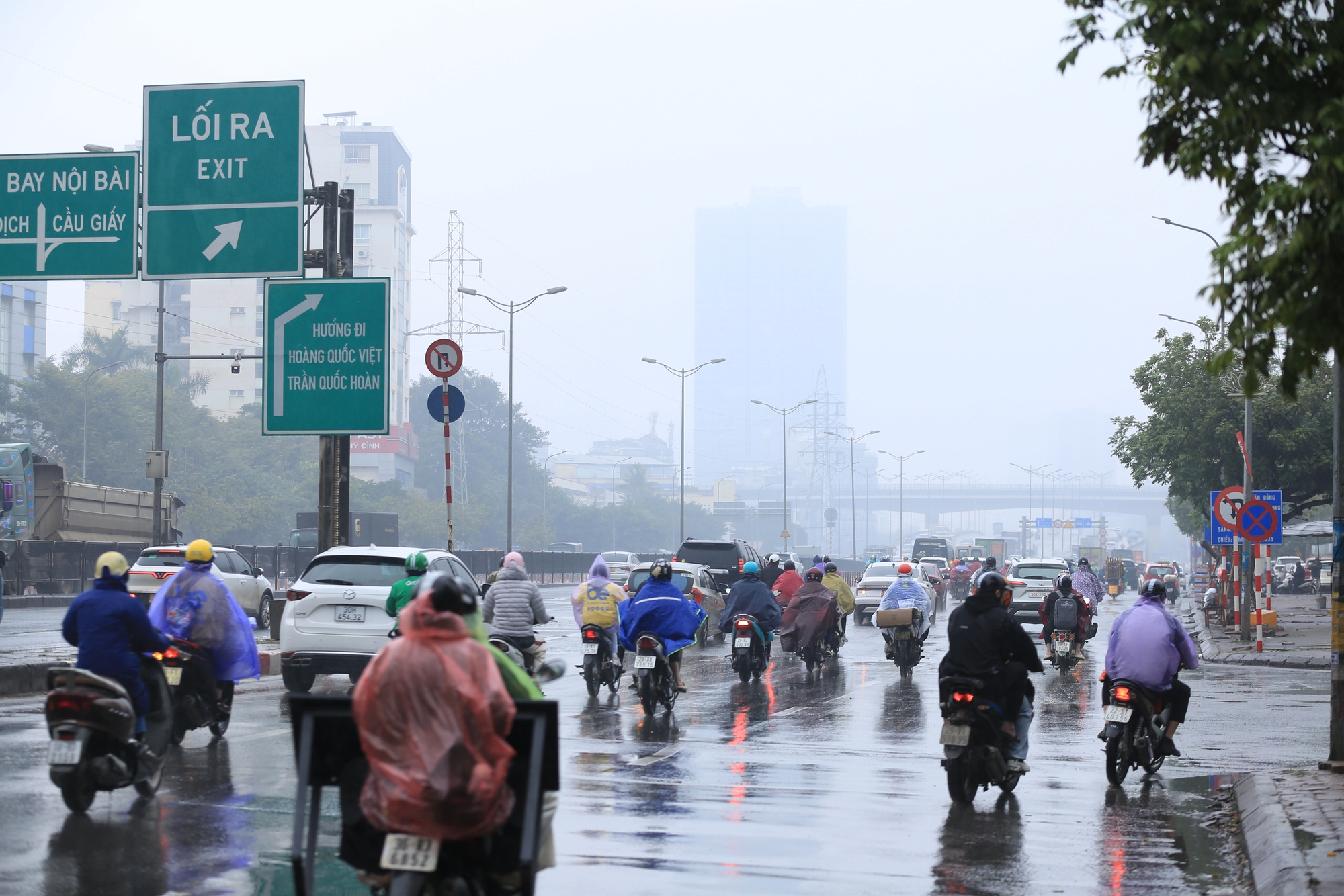 Hà Nội chìm trong sương mù và bụi mịn, nhiều người tham gia giao thông phải bật đèn xe giữa ban ngày vì tầm nhìn hạn chế- Ảnh 13.