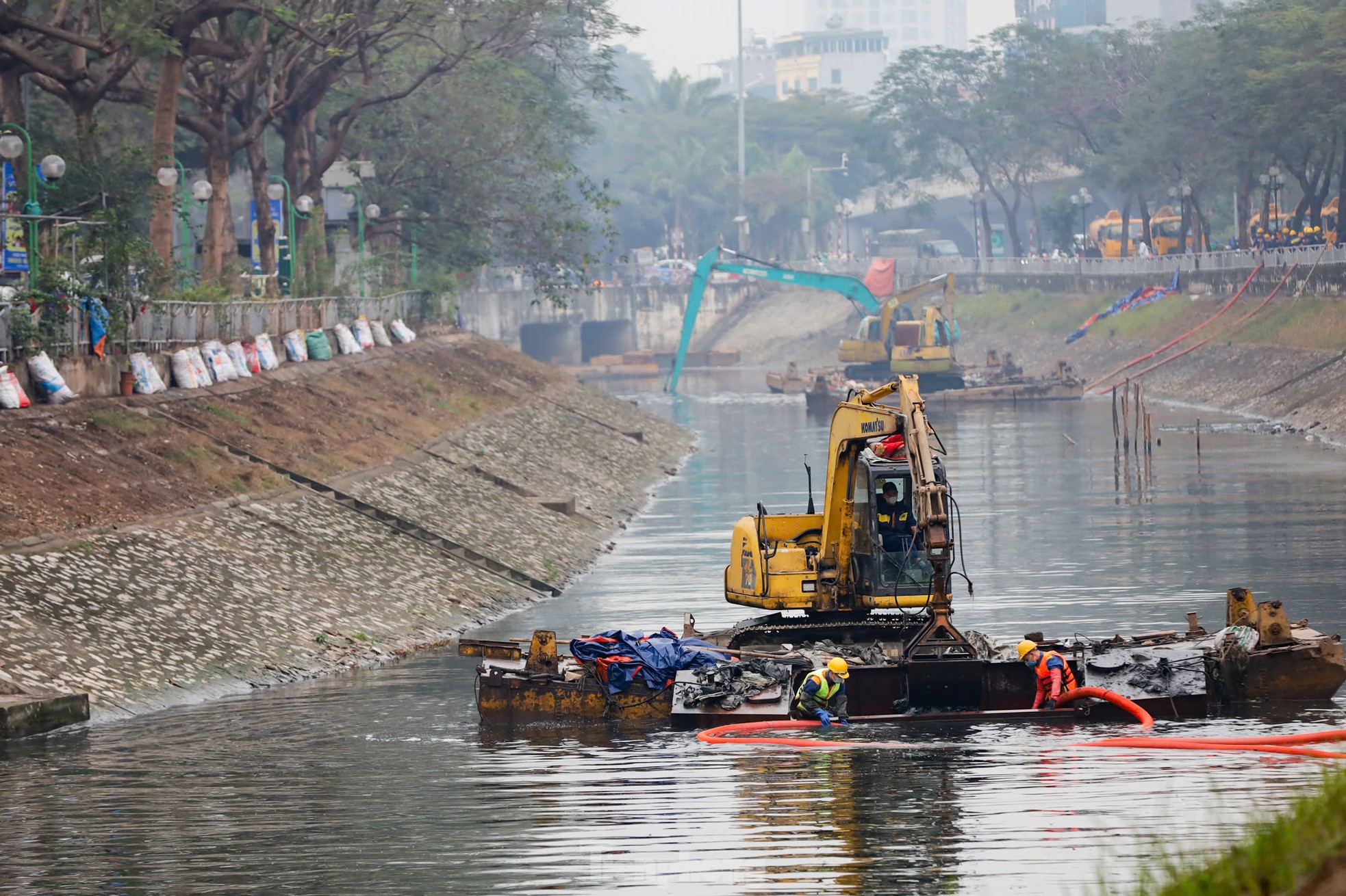 Ngâm mình dưới nước đen, nạo vét bùn sông Tô Lịch- Ảnh 1.