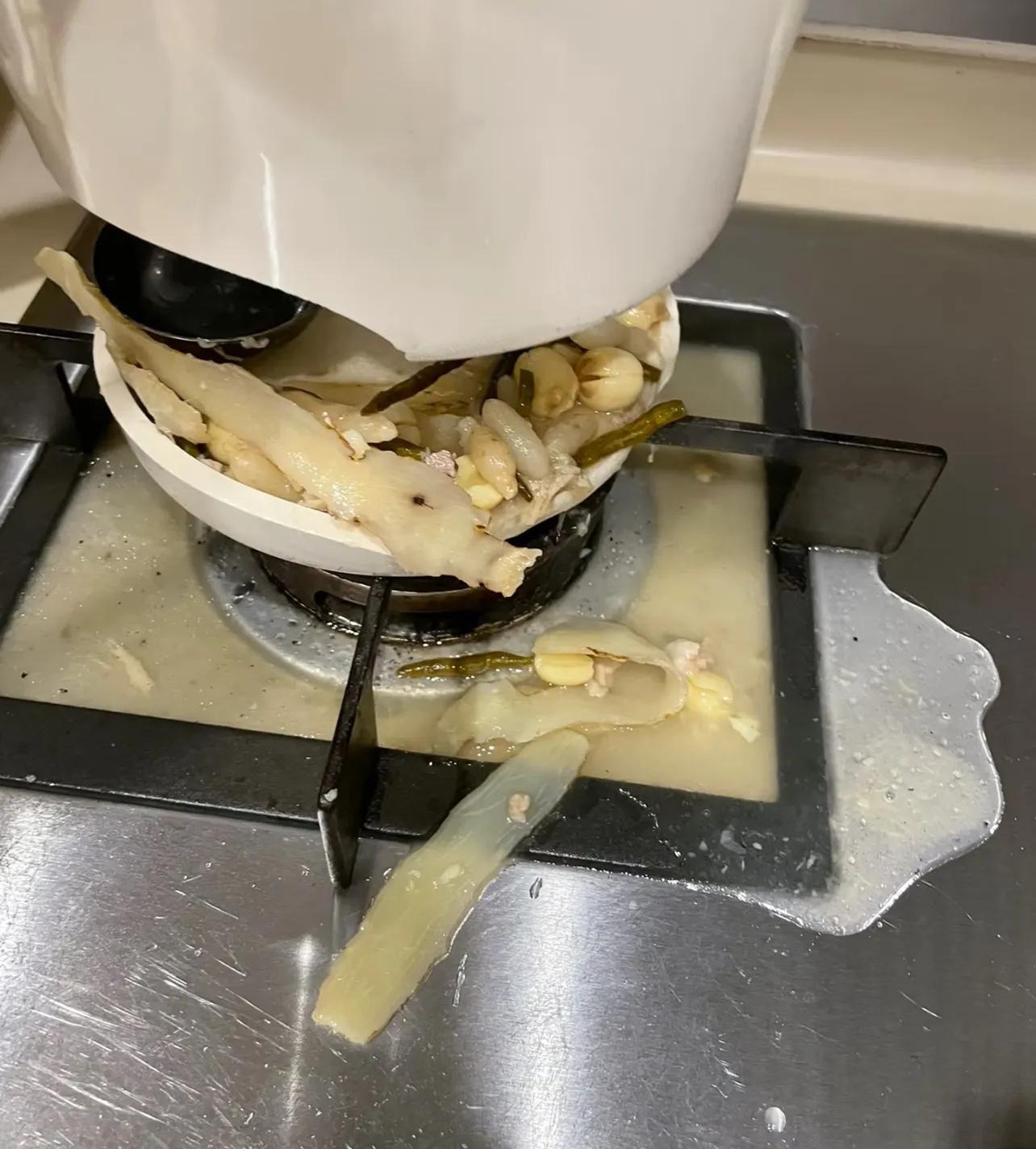 Cảnh báo: 5 loại nồi KHÔNG NÊN dùng với bếp gas, khuyên bạn cẩn trọng để tránh  Cảnh báo: 5 loại nồi KHÔNG NÊN dùng với bếp gas, khuyên bạn cẩn trọng để tránh