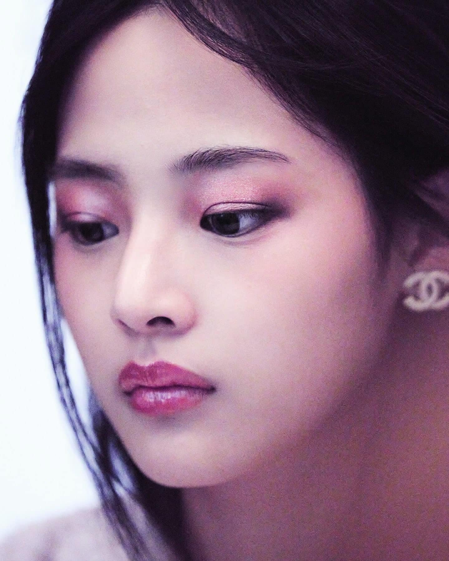 Chụp ảnh qu&aacute; v&ocirc; hồn, đại sứ Chanel chỉ gi&uacute;p h&atilde;ng nhận 