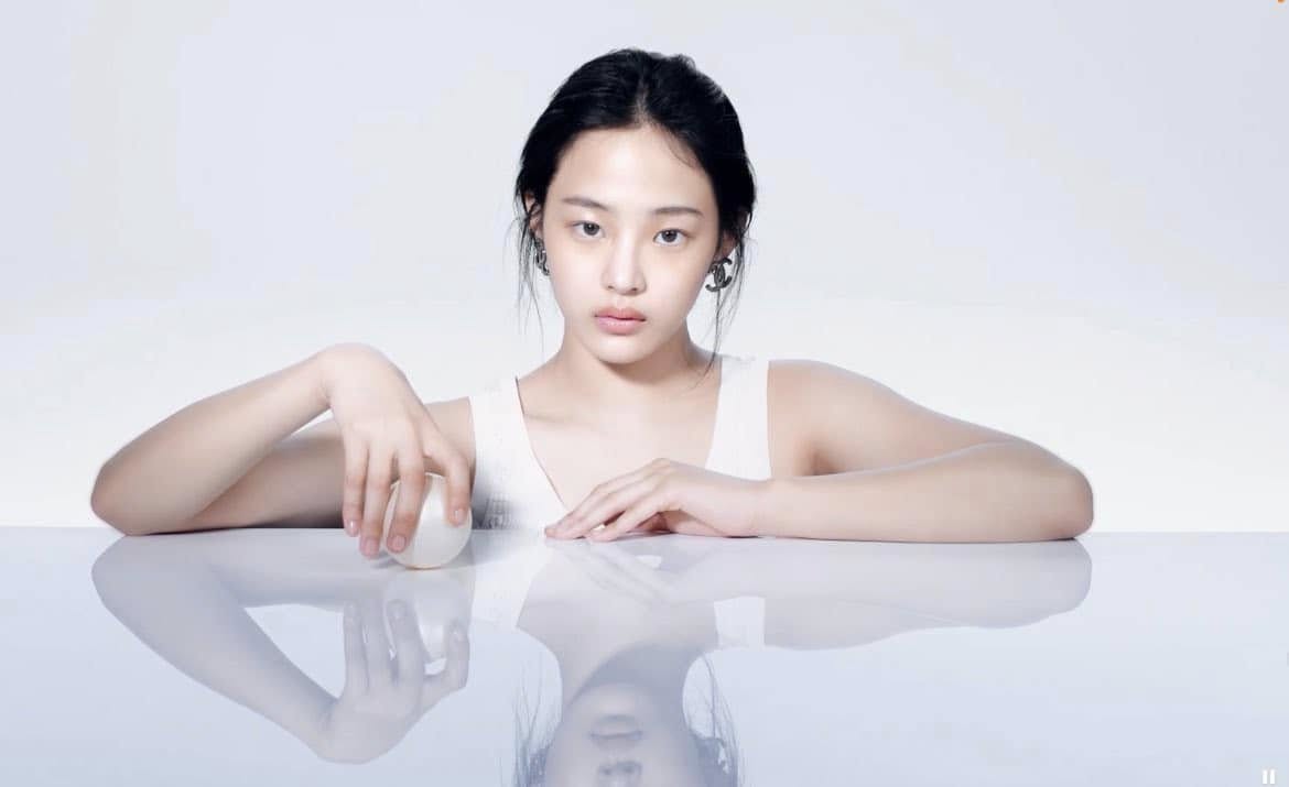 Chụp ảnh qu&aacute; v&ocirc; hồn, đại sứ Chanel chỉ gi&uacute;p h&atilde;ng nhận 