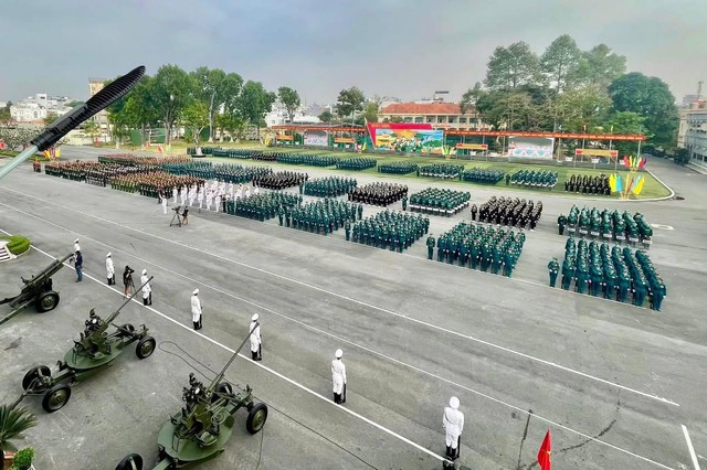 Choáng ngợp màn tổng duyệt ra quân của quân đội, công an TP.HCM: Hàng loạt xe bọc thép, 34 khối vũ trang- Ảnh 1.