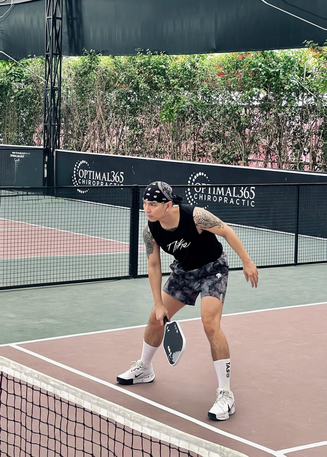 Anh tài này ra sân pickleball đánh "bằng cả tính mạng" vẫn bị netizen nói "anh cứ tẻn tẻn"- Ảnh 1.