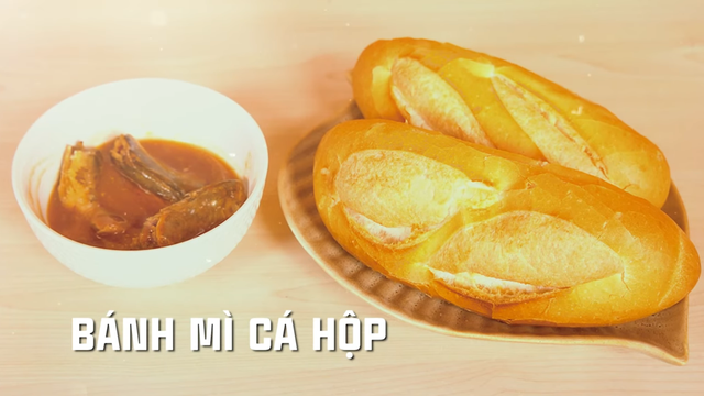 Khách Tây nếm thử 3 món bánh mỳ chấm- Ảnh 4. Khách Tây nếm thử 3 món bánh mỳ chấm- Ảnh 4.