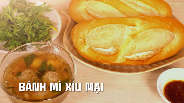 Khách Tây nếm thử 3 món bánh mỳ chấm- Ảnh 1. Khách Tây nếm thử 3 món bánh mỳ chấm- Ảnh 1.