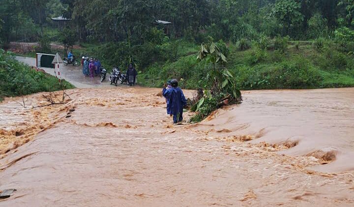 Ngày mai Bắc Bộ chuyển rét đậm, Trung Bộ đề phòng lũ quét và sạt lở- Ảnh 1.