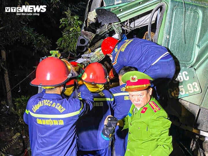 Tai nạn 6 người chết ở Sơn La: 'Sau tiếng nổ, la liệt người rơi xuống đường'- Ảnh 3.