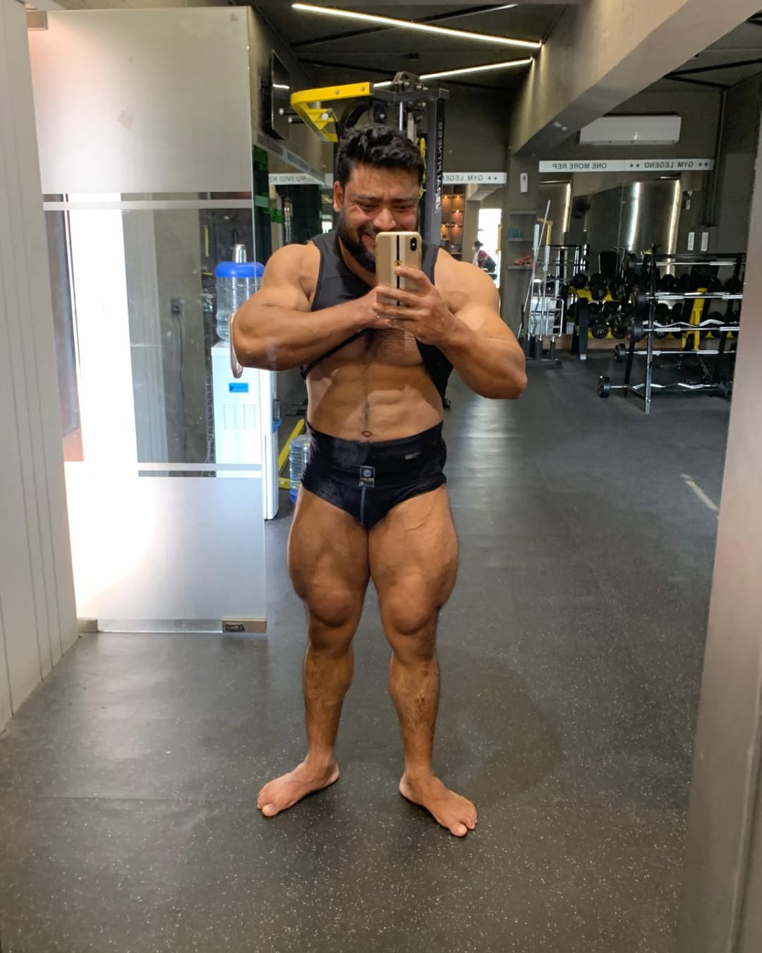 Nghẹt thở gi&acirc;y ph&uacute;t VĐV thể h&igrave;nh bị thanh tạ 165kg đ&egrave; v&agrave;o cổ trong khi vợ cố gắng giải cứu trong v&ocirc; vọng- Ảnh 3.