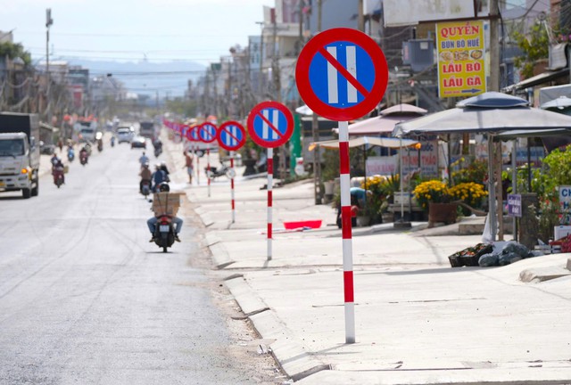 Ch&iacute;nh quyền n&oacute;i g&igrave; về việc 1 km Quốc lộ 27 c&oacute; 23 biển cấm đậu xe?- Ảnh 1.