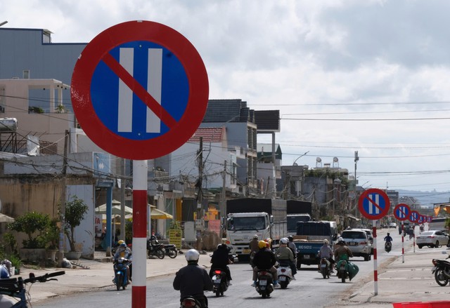 Ch&iacute;nh quyền n&oacute;i g&igrave; về việc 1 km Quốc lộ 27 c&oacute; 23 biển cấm đậu xe?- Ảnh 2.