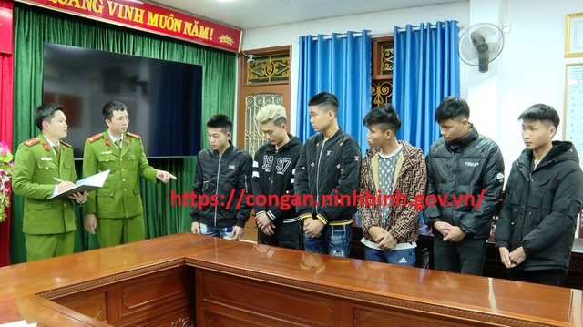 Vụ vác phớ vào sân bóng bắt tình địch quỳ gối xin lỗi: Công an triệu tập Đinh Quang Minh và đồng phạm- Ảnh 1.