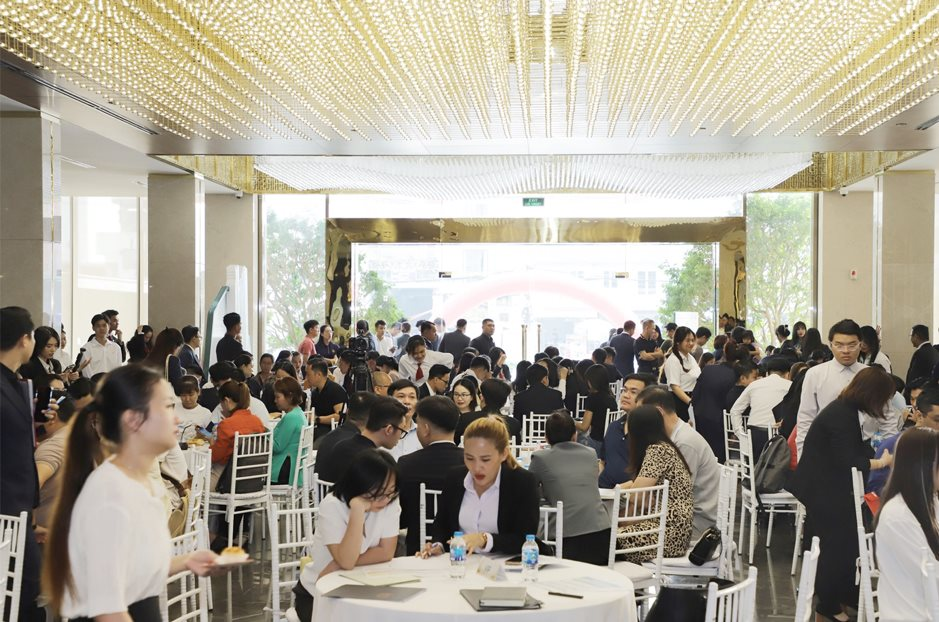 Giữa l&uacute;c gi&aacute; bất động sản li&ecirc;n tục tăng, người mua vận dụng phương &aacute;n n&agrave;y để c&oacute; nh&agrave; nhanh- Ảnh 1.