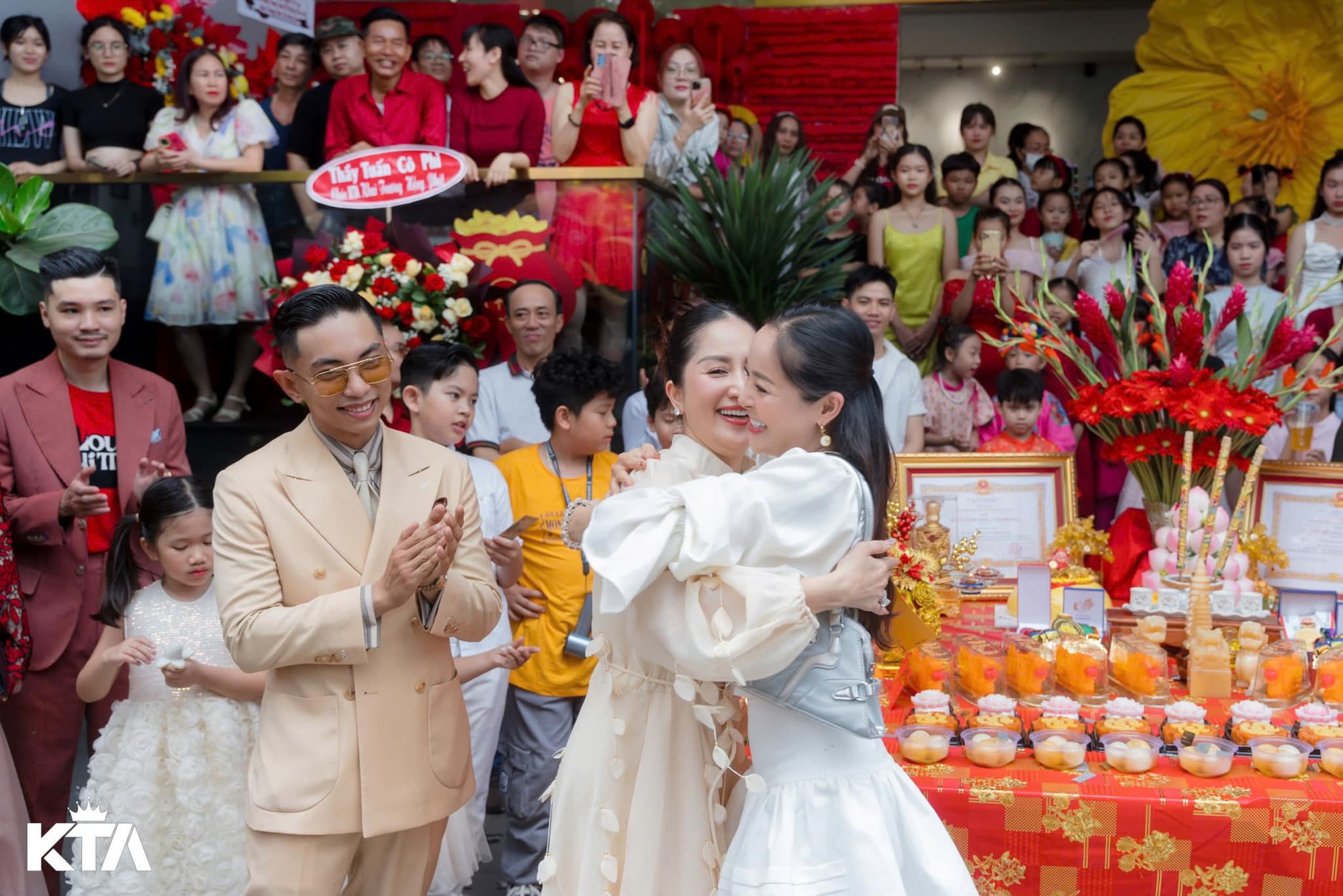 Thân thiết thế nào mà Khánh Thi trông con cho bạn nhảy của Phan Hiển, có cử chỉ thân mật với chồng cũng không ghen- Ảnh 2. Thân thiết thế nào mà Khánh Thi trông con cho bạn nhảy của Phan Hiển, có cử chỉ thân mật với chồng cũng không ghen- Ảnh 2.