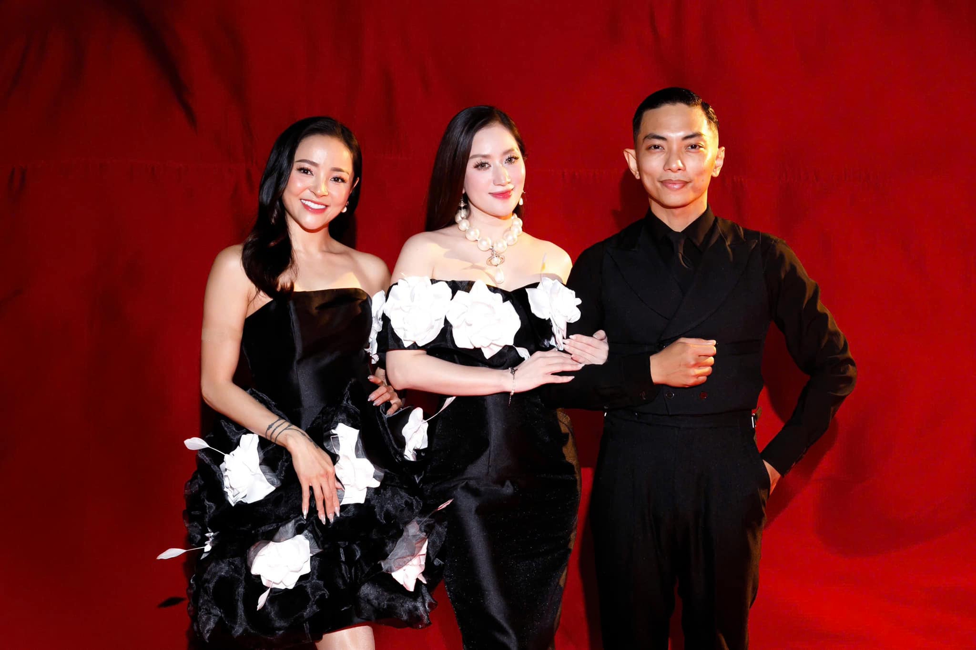 Thân thiết thế nào mà Khánh Thi trông con cho bạn nhảy của Phan Hiển, có cử chỉ thân mật với chồng cũng không ghen- Ảnh 1. Thân thiết thế nào mà Khánh Thi trông con cho bạn nhảy của Phan Hiển, có cử chỉ thân mật với chồng cũng không ghen- Ảnh 1.