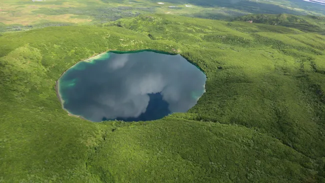 Hố tròn hoàn mỹ giữa Alaska khiến giới khoa học đau đầu: Nó đến từ đâu?- Ảnh 1.