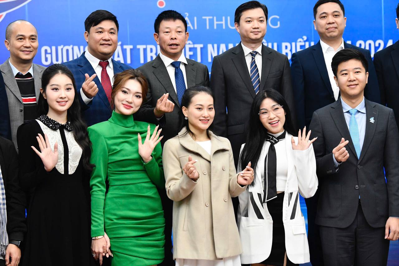 Dàn gen Z xuất sắc lọt top "Gương mặt trẻ Việt Nam tiêu biểu 2024” nhưng hai cái tên này lại khiến dân tình tủm tỉm cười mãi- Ảnh 2.