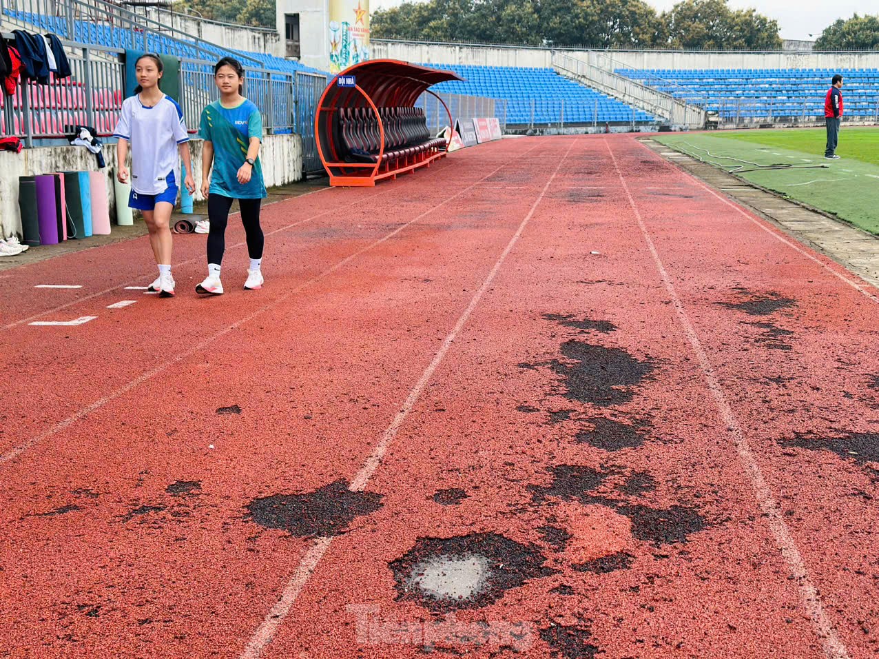 Cận cảnh mặt sân bóng Hà Tĩnh bong tróc, cỏ mọc không đồng đều- Ảnh 13.