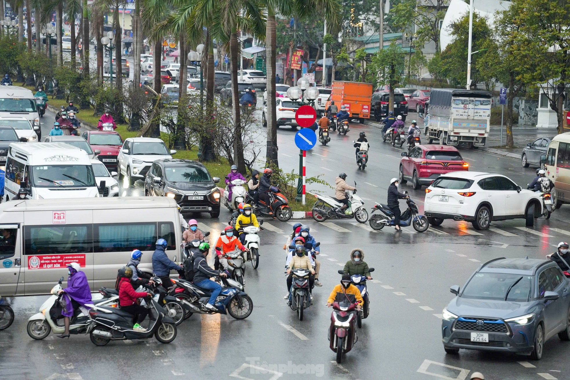 Đường 8 làn ở Hà Nội tắt đèn đỏ, đóng ngã tư để giảm ùn tắc- Ảnh 9.