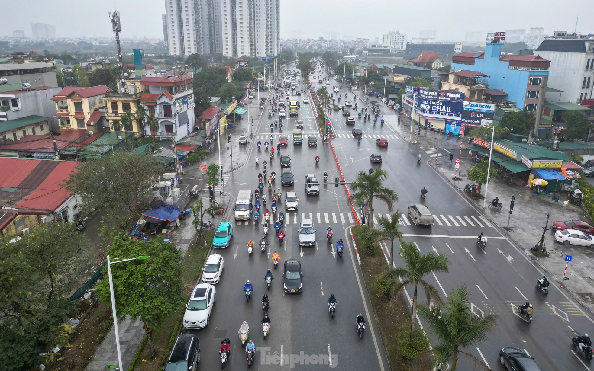 Đường 8 làn ở Hà Nội tắt đèn đỏ, đóng ngã tư để giảm ùn tắc- Ảnh 1.