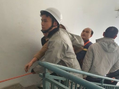 Hà Nội: Giải cứu một phụ nữ mắc bệnh trầm cảm có ý định tự tử từ ban công tầng 18 chung cư- Ảnh 1.