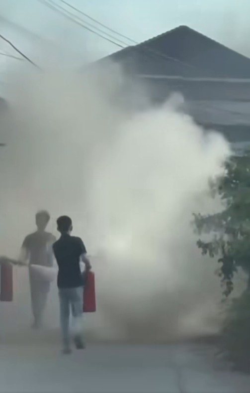 Kinh ho&agrave;ng clip người mẹ bị con trai tẩm xăng "thi&ecirc;u" như đuốc sống, kh&ocirc;ng cho người d&acirc;n dập lửa- Ảnh 1.