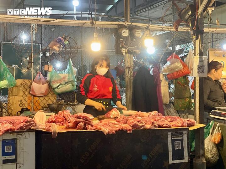 Rau, thịt đua nhau đắt theo tuần, h&agrave;ng ăn cũng rục rịch đẩy gi&aacute;- Ảnh 2.