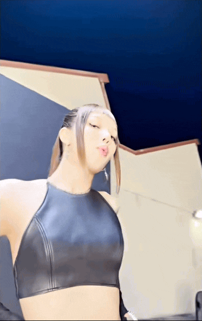 Lisa khoe lưng trần gợi cảm, 