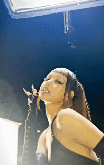 Lisa khoe lưng trần gợi cảm, 