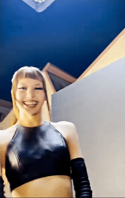 Lisa khoe lưng trần gợi cảm, 