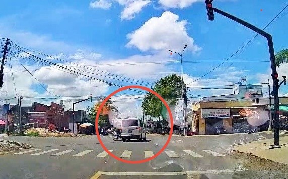 Điều tra vụ xe cứu thương vượt đ&egrave;n đỏ g&acirc;y tai nạn ở L&acirc;m Đồng- Ảnh 1.