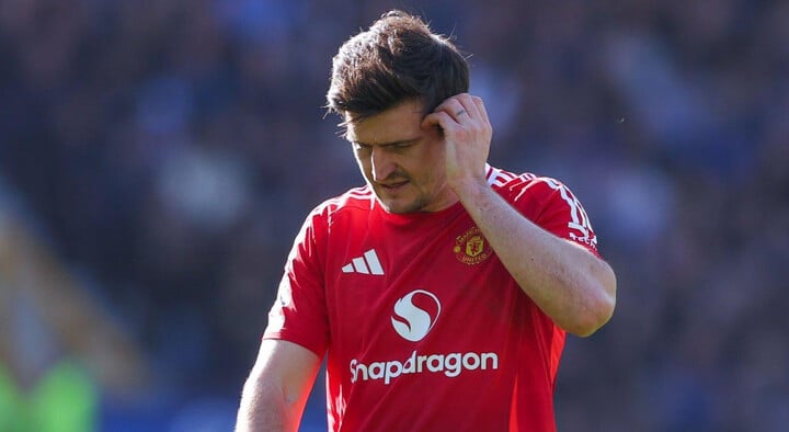 Man Utd đuổi việc h&agrave;ng trăm nh&acirc;n vi&ecirc;n- Ảnh 1.