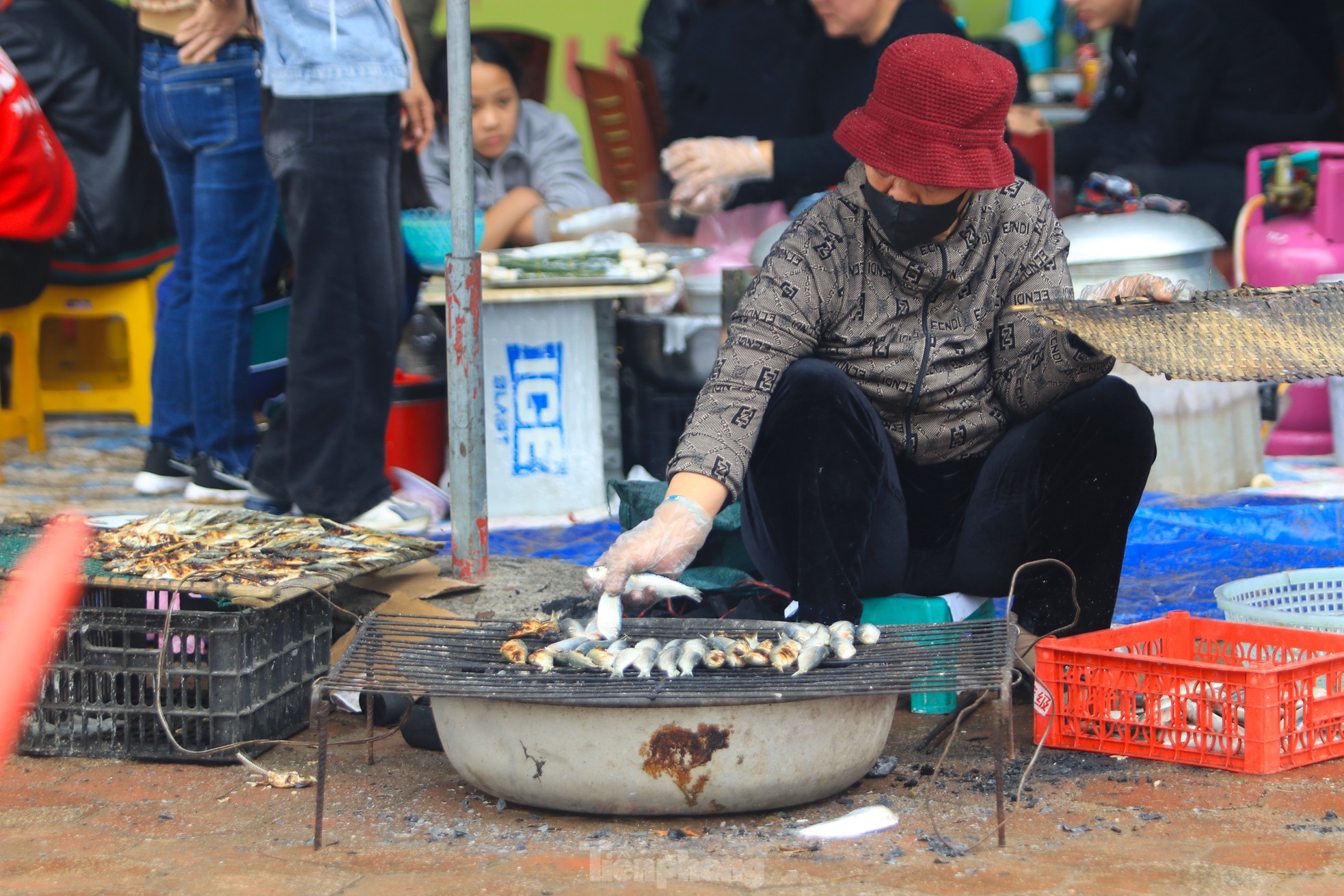 Nướng cá đặc sản không ngơi tay, nhiều người 'hốt bạc' mỗi ngày- Ảnh 11.