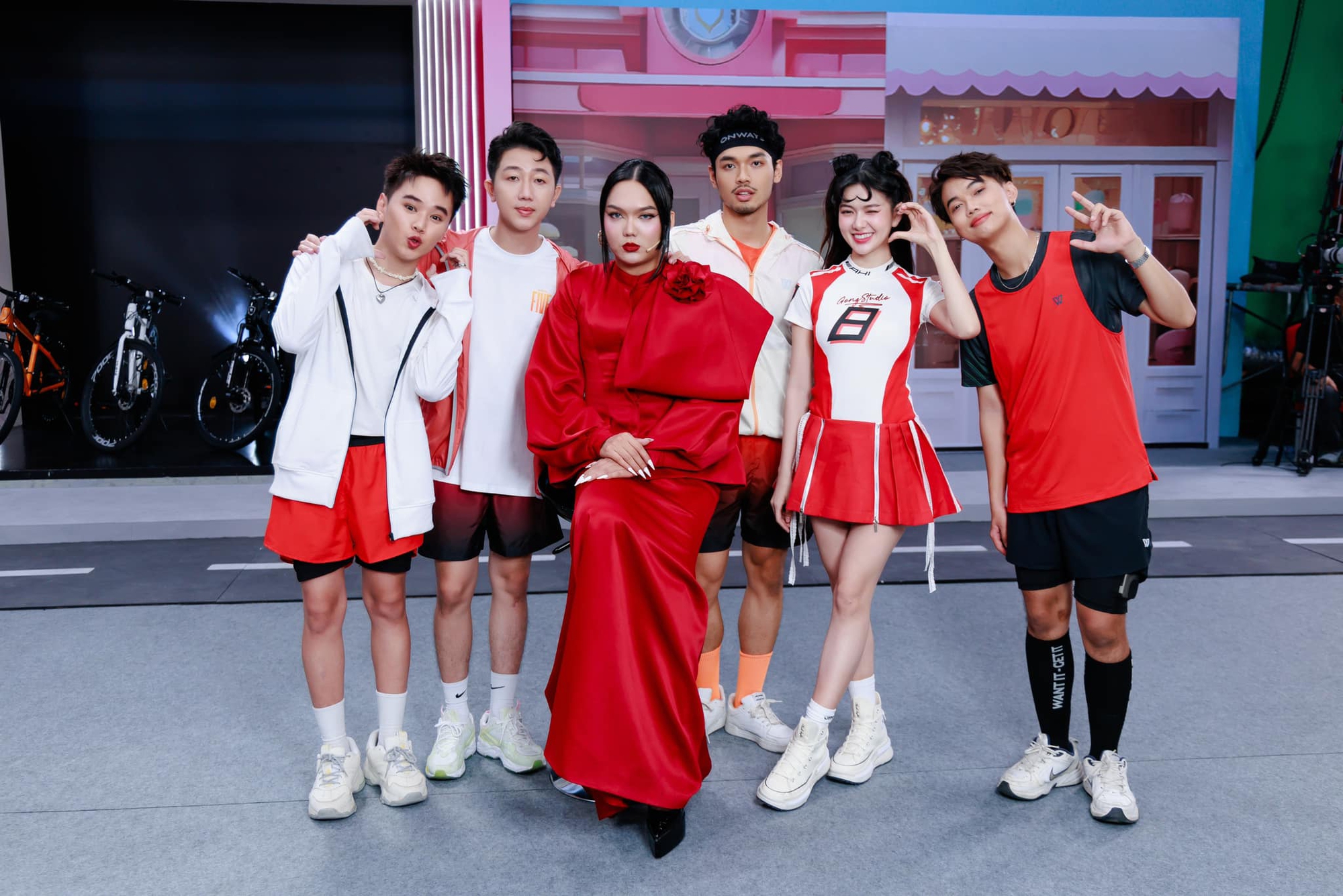 Trước khi vướng ồn ào từ thiện hơn 16 tỷ, Phạm Thoại làm gì trong showbiz Việt?- Ảnh 2. Trước khi vướng ồn ào từ thiện hơn 16 tỷ, Phạm Thoại làm gì trong showbiz Việt?- Ảnh 2.