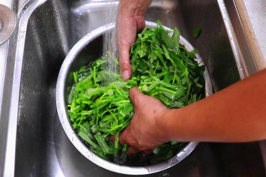 Bật mí 6 mẹo xào rau muống để không bị đen, giòn và ngọt: Người nấu ăn ...