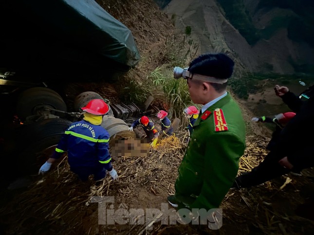 T&igrave;m thấy hai thi thể trong vụ xe đầu k&eacute;o lao xuống vực tại Sơn La- Ảnh 1.