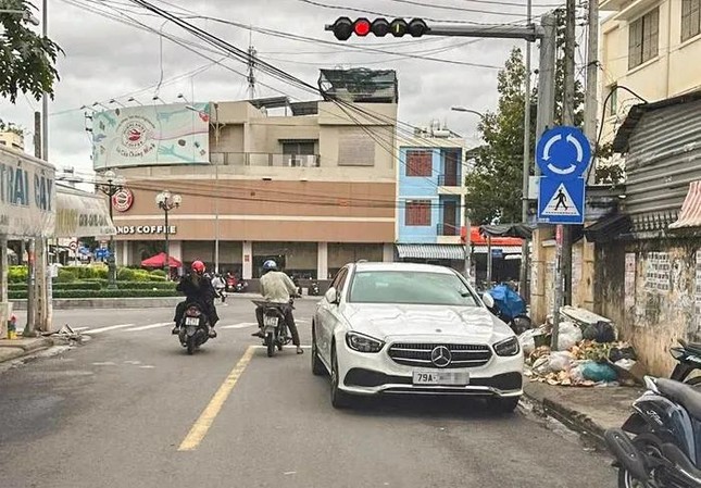 Phạt nữ tài xế lái Mercedes đỗ ngược chiều ở Nha Trang- Ảnh 2.