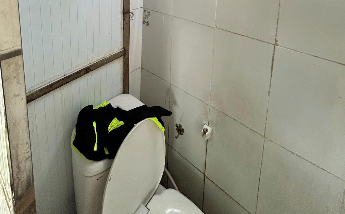Phát hiện thi thể người đàn ông trong nhà vệ sinh tại TP.HCM- Ảnh 1. Phát hiện thi thể người đàn ông trong nhà vệ sinh tại TP.HCM- Ảnh 1.