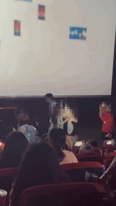 Fan bức xúc vì cảnh la hét, loạt hành động "ố dề" trong rạp chiếu phim concert Anh Trai Say Hi: Văn minh lên các bạn!- Ảnh 2. Fan bức xúc vì cảnh la hét, loạt hành động "ố dề" trong rạp chiếu phim concert Anh Trai Say Hi: Văn minh lên các bạn!- Ảnh 2.