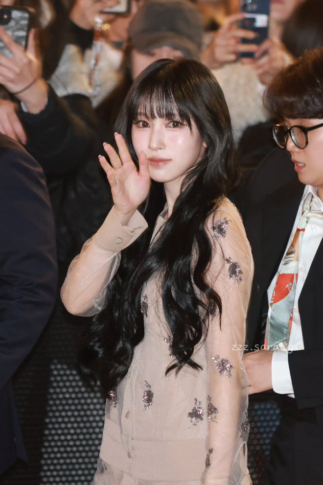 Song Hye Kyo lên đồ an toàn nhưng hơi nhạt nhoà, Mina hoá tiểu thư tại show diễn Fendi- Ảnh 10. Song Hye Kyo lên đồ an toàn nhưng hơi nhạt nhoà, Mina hoá tiểu thư tại show diễn Fendi- Ảnh 10.
