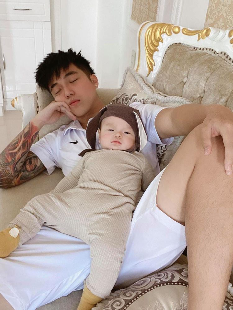 2 nh&acirc;n vật ch&iacute;nh của drama đấu tố hot nhất hiện tại: Hotboy 1 thời giải nghệ hiện đ&atilde; c&oacute; vợ con, th&agrave;nh vi&ecirc;n &ldquo;b&aacute;nh kem tr&agrave; xanh&rdquo; m&atilde;i kh&ocirc;ng tho&aacute;t cảnh flop- Ảnh 6.