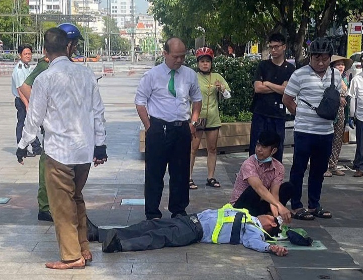 Vụ nam thanh niên "bênh chó", đánh nhân viên bảo vệ bất tỉnh trên phố đi bộ Nguyễn Huệ: Sức khoẻ nạn nhân hiện ra sao?- Ảnh 1.