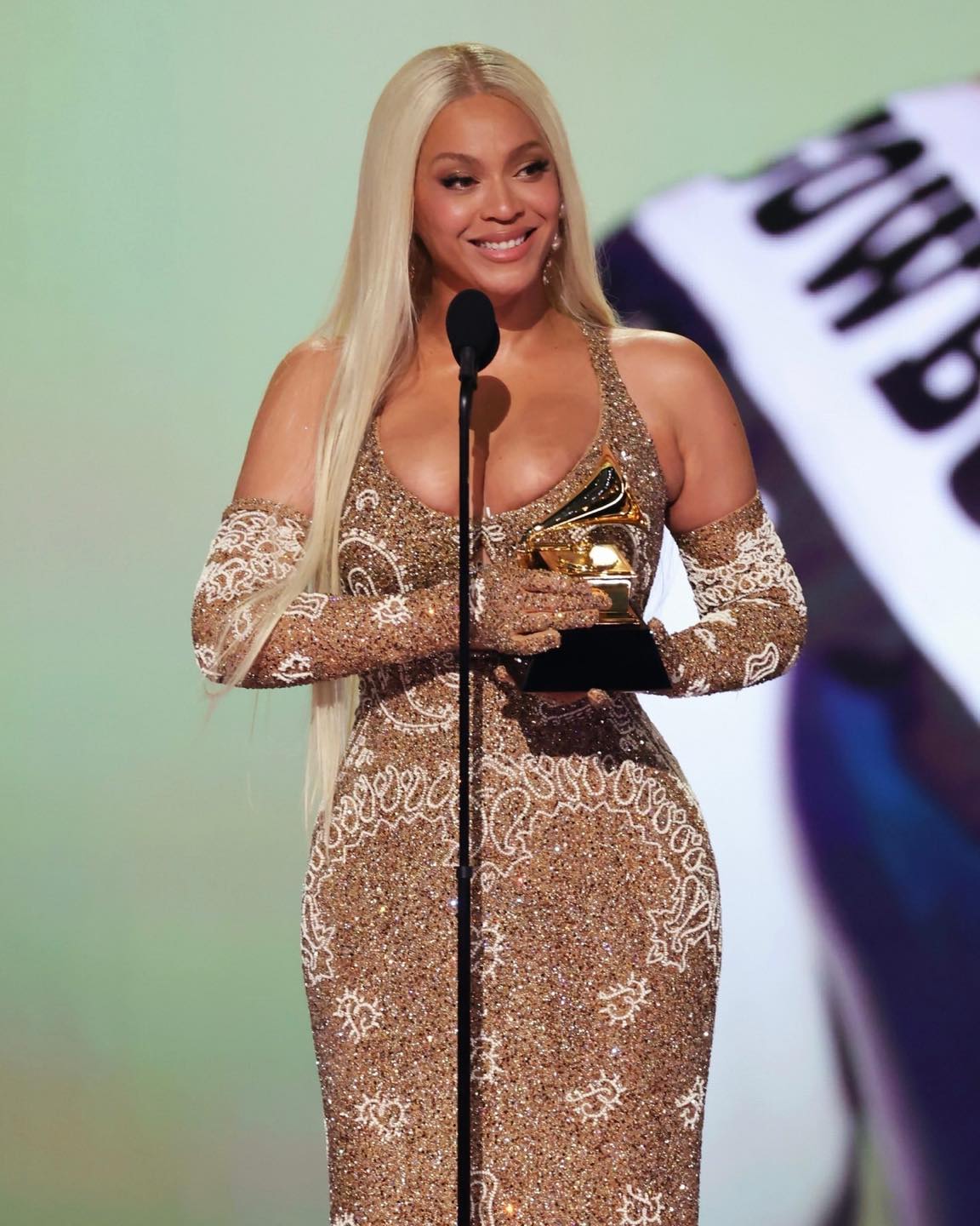 Tổng kết Grammy 2025: Taylor Swift trắng tay, Beyoncé hoàn thành giấc mơ kèn vàng, một siêu sao 