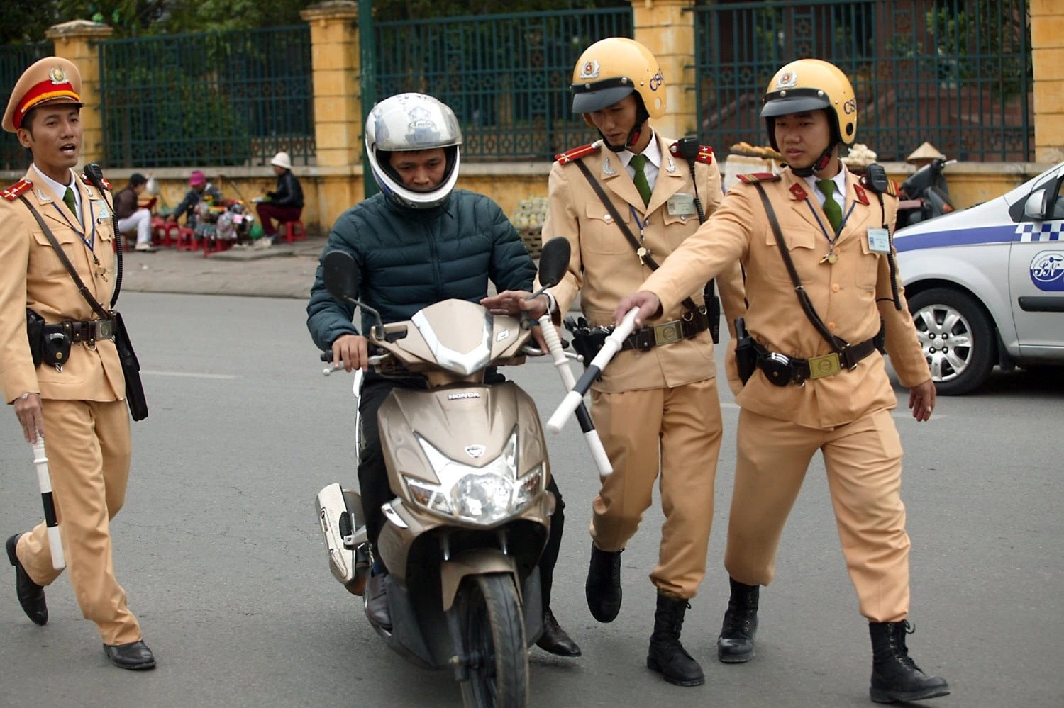 Một lỗi người đi xe máy thường vô tình mắc phải có thể bị phạt lên đến 14 triệu đồng theo Nghị định 168, người dân cần lưu ý- Ảnh 1.