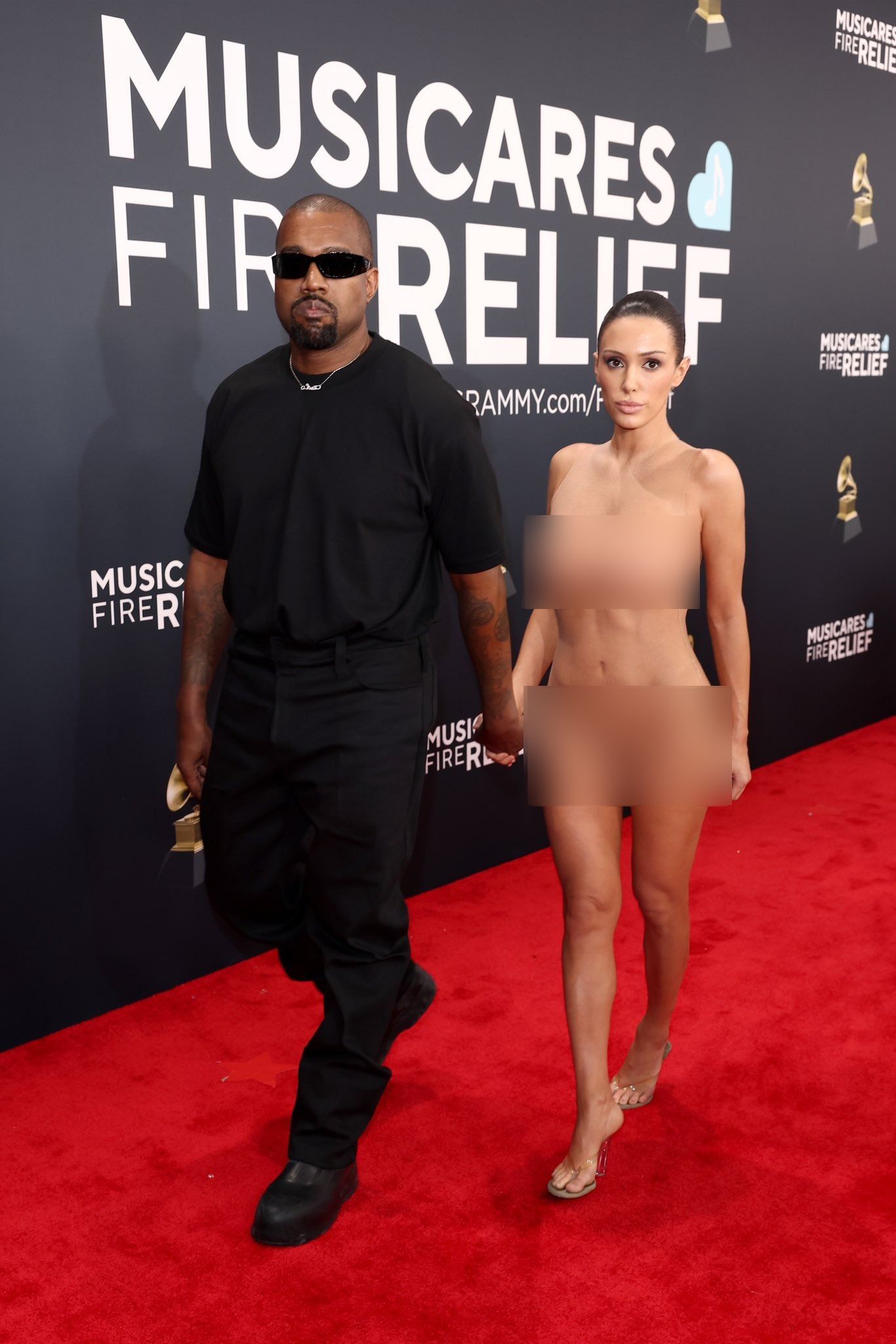 Trơ trẽn nhất Grammy 2025: Vợ chồng Kanye West lột đồ trần như nhộng, bị đuổi cổ khỏi thảm đỏ vì không mời mà tới!- Ảnh 4.